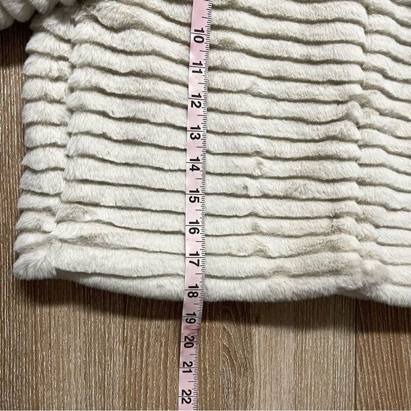 Betsey Johnson Beige Faux Fur Cropped Jacket Size Medium - Picture 12 of 15